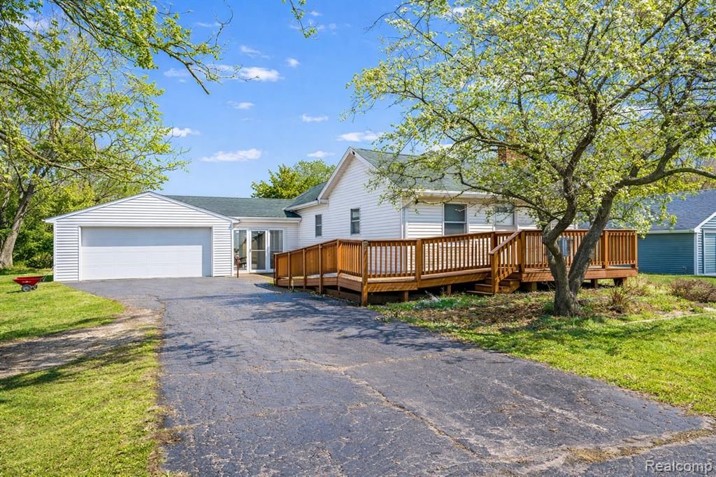 2190 W Maple Avenue, Flint, MI 48507