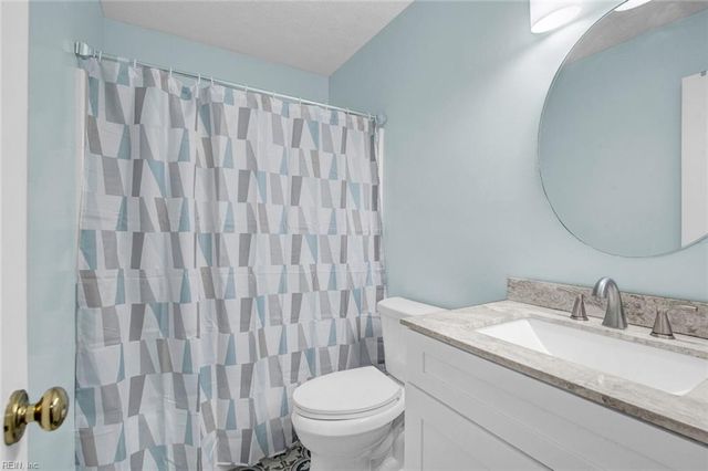 21 Loch CIR, Hampton, VA 23669