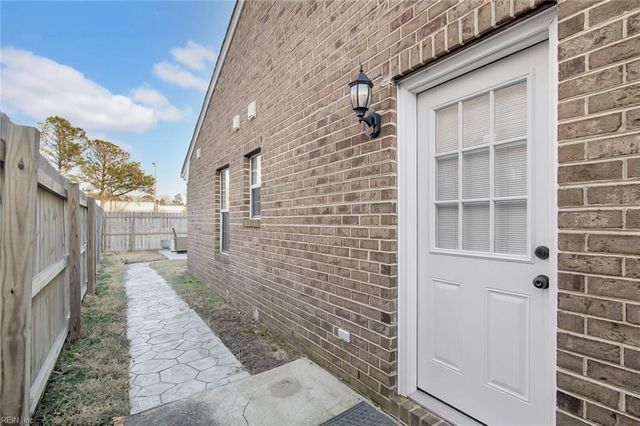 21 Loch CIR, Hampton, VA 23669