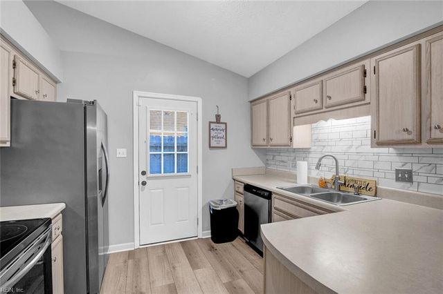 21 Loch CIR, Hampton, VA 23669