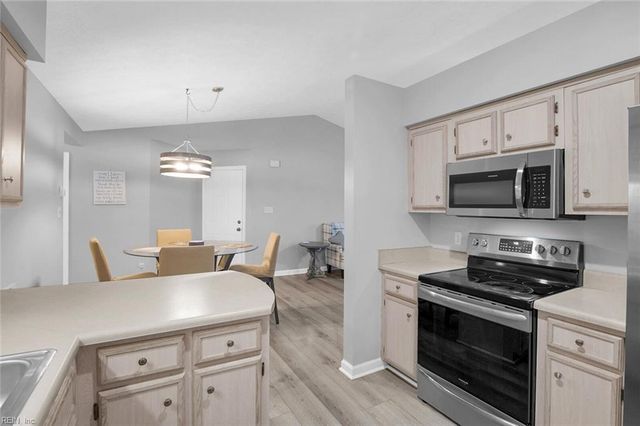 21 Loch CIR, Hampton, VA 23669