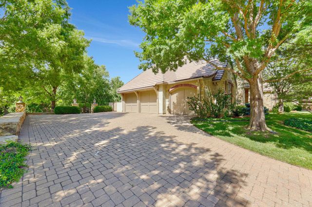 320 E Flint Hills National Ct, Andover, KS 67002