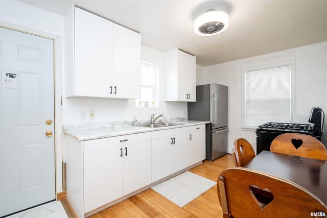 805 E FAIROAKS Avenue, Peoria, IL 61603