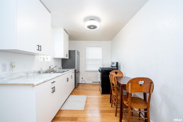 805 E FAIROAKS Avenue, Peoria, IL 61603