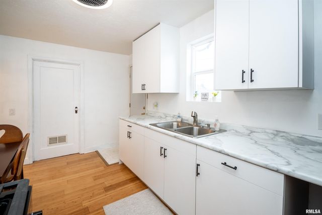 805 E FAIROAKS Avenue, Peoria, IL 61603