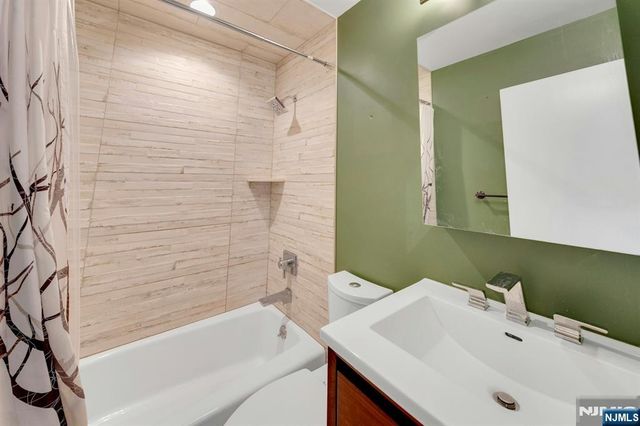 20 Kievit Road, Wayne, NJ 07470