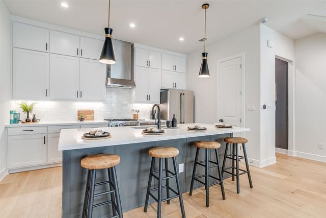 128 S Cooper Street, Arlington, TX 76013