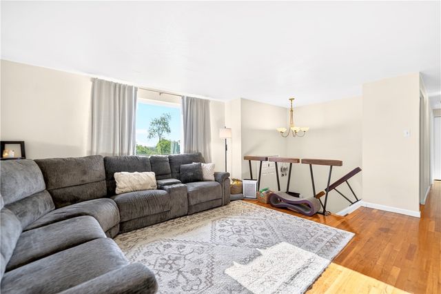417 Peters Dr, Shaler, PA 15116