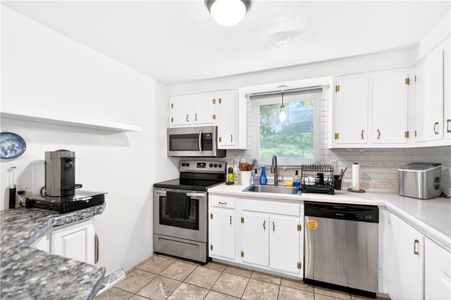 417 Peters Dr, Shaler, PA 15116