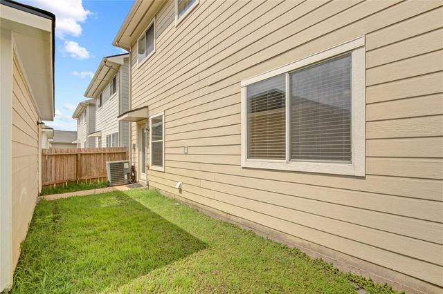 1633 Nichole Woods Drive, Houston, TX 77047
