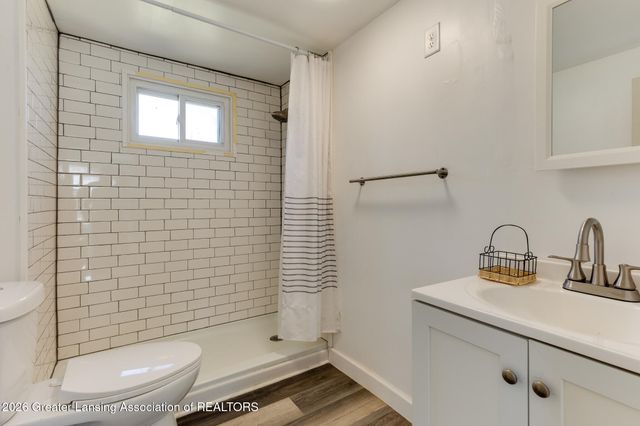 826 R G Curtiss Avenue, Lansing, MI 48911