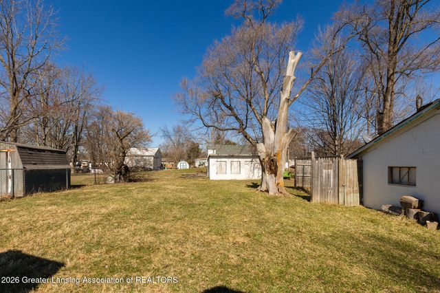 826 R G Curtiss Avenue, Lansing, MI 48911