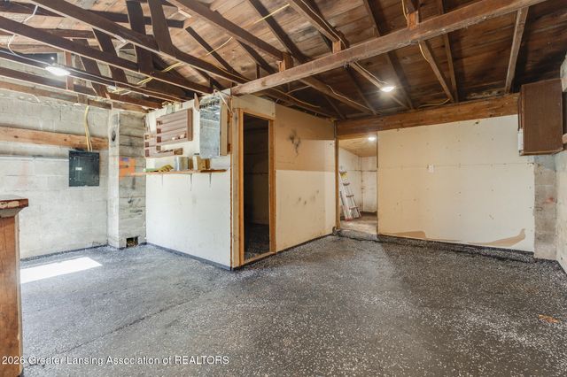 826 R G Curtiss Avenue, Lansing, MI 48911