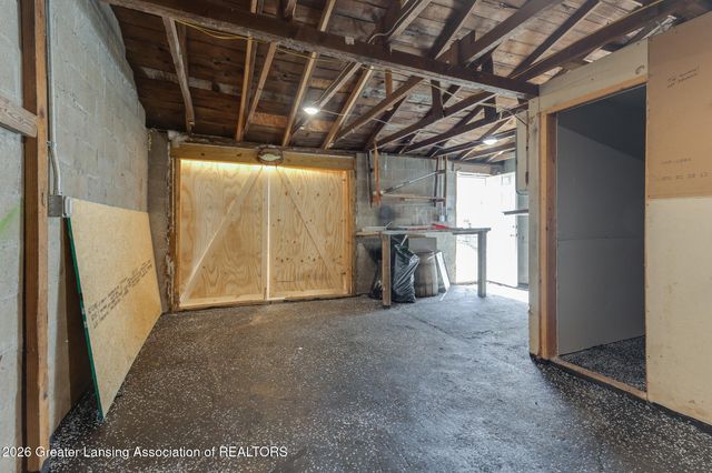 826 R G Curtiss Avenue, Lansing, MI 48911