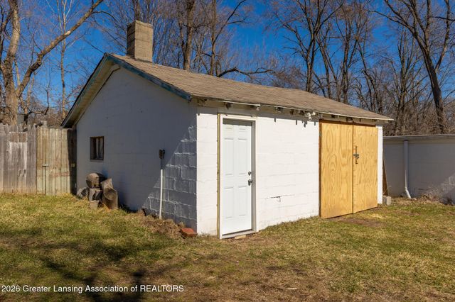 826 R G Curtiss Avenue, Lansing, MI 48911