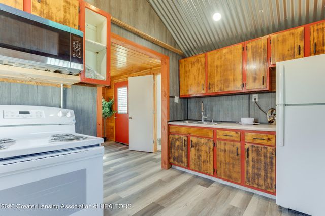 826 R G Curtiss Avenue, Lansing, MI 48911