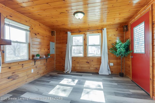 826 R G Curtiss Avenue, Lansing, MI 48911