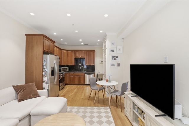 73 Myrtle St 2, Boston, MA 02114