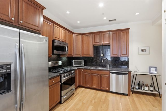 73 Myrtle St 2, Boston, MA 02114