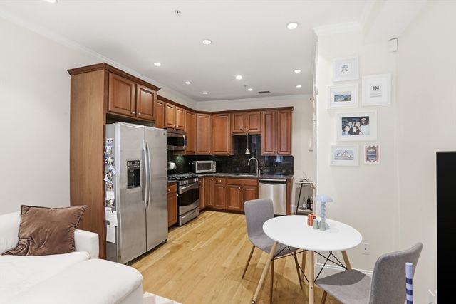 73 Myrtle St 2, Boston, MA 02114