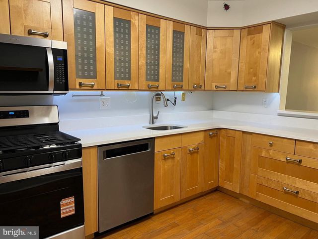 60 HAMPSHIRE DR, Plainsboro, NJ 08536