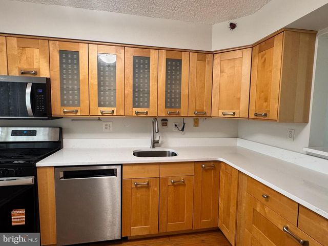 60 HAMPSHIRE DR, Plainsboro, NJ 08536