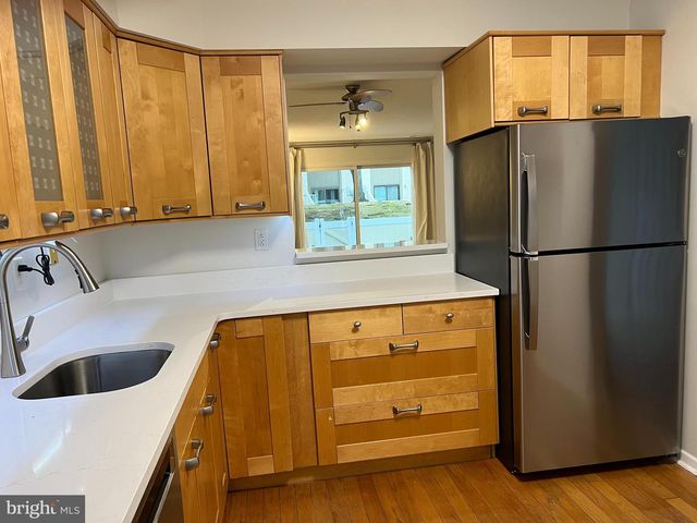 60 HAMPSHIRE DR, Plainsboro, NJ 08536