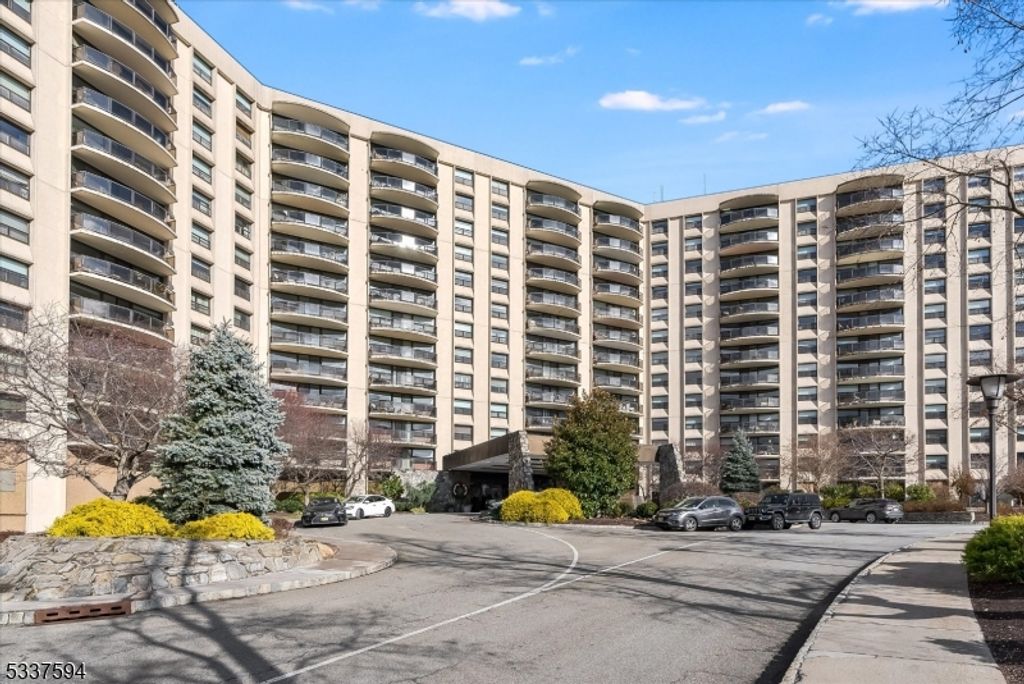 2 Claridge Dr 1NE, Verona Twp., NJ 07044