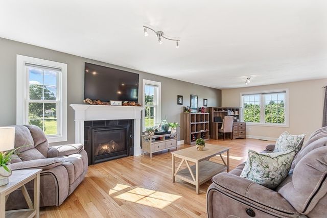 18 Blue Grass Circle, Taunton, MA 02780