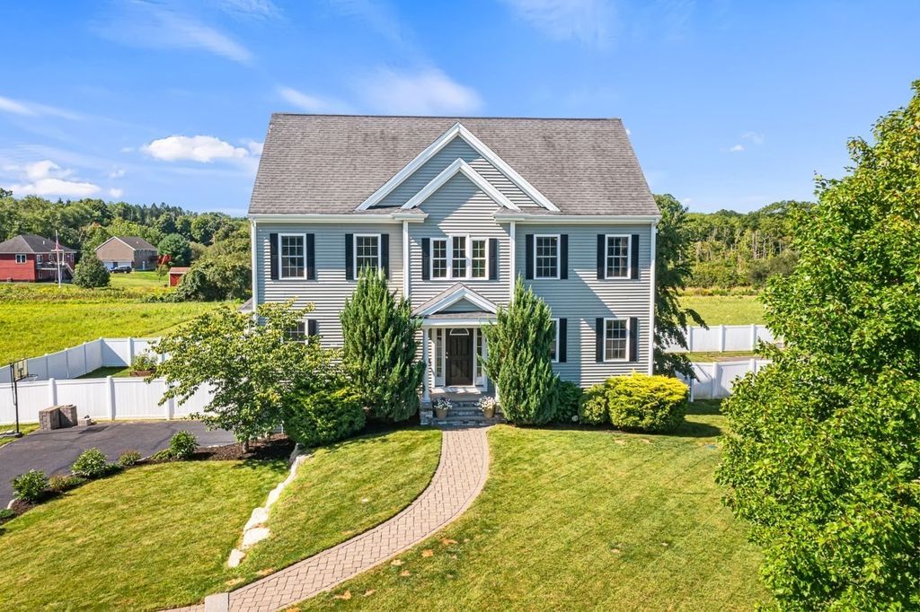 18 Blue Grass Circle, Taunton, MA 02780