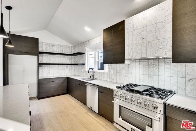 4122 S Bronson Avenue, Los Angeles, CA 90008