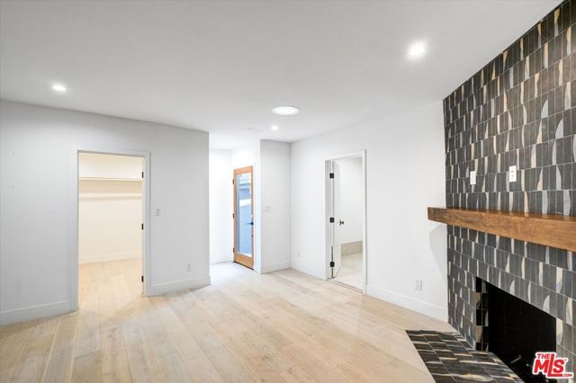 4122 S Bronson Avenue, Los Angeles, CA 90008