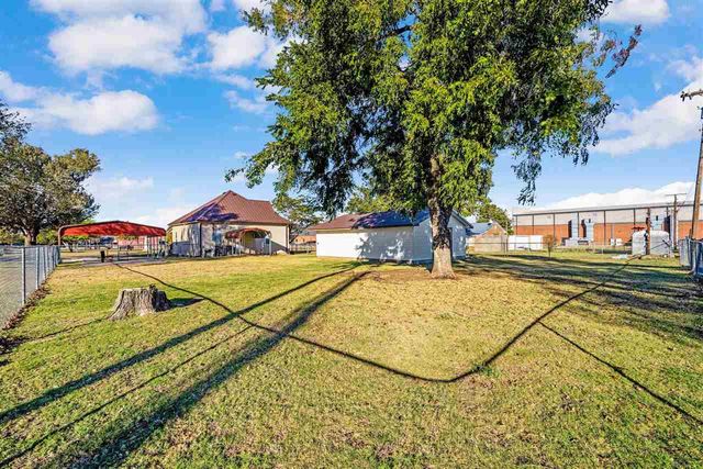 704 6th St, Elgin, OK 73538