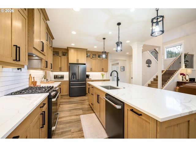 1160 BEDLINGTON Ter, Silverton, OR 97381