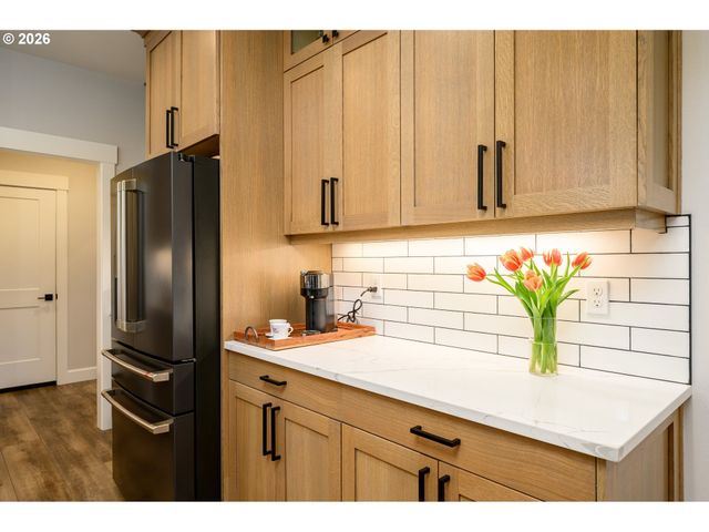 1160 BEDLINGTON Ter, Silverton, OR 97381