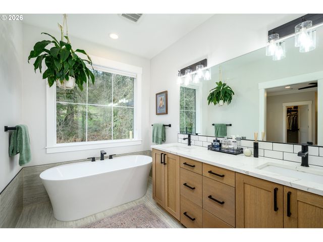 1160 BEDLINGTON Ter, Silverton, OR 97381