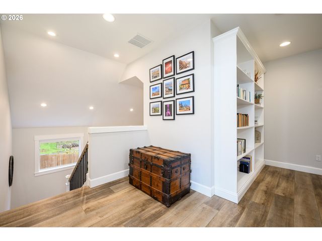 1160 BEDLINGTON Ter, Silverton, OR 97381