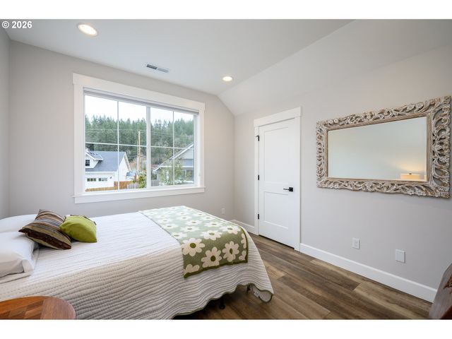 1160 BEDLINGTON Ter, Silverton, OR 97381