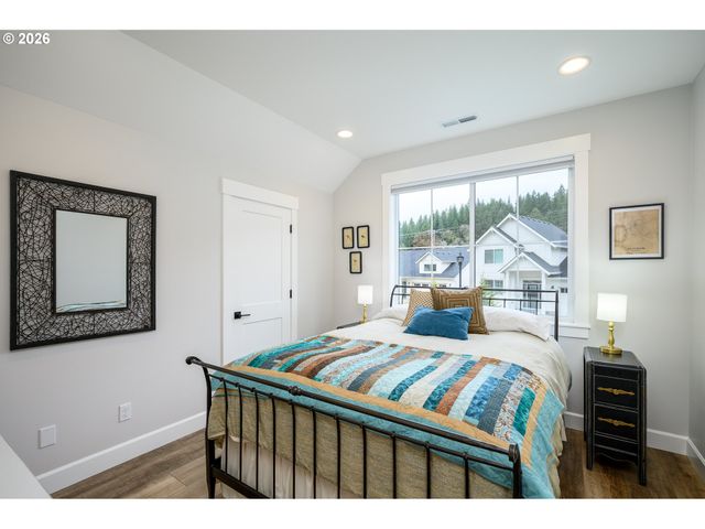 1160 BEDLINGTON Ter, Silverton, OR 97381