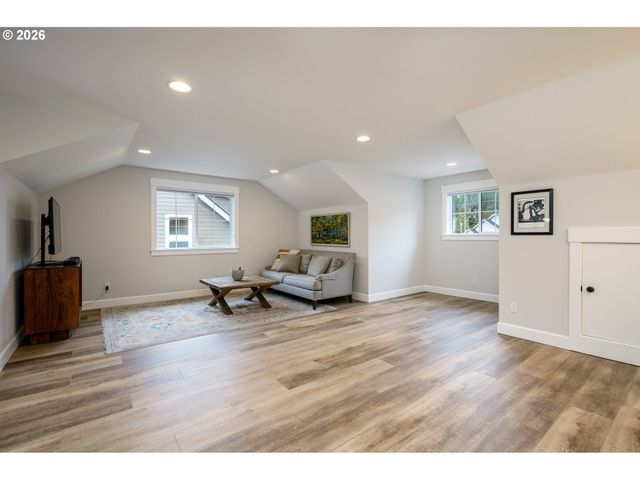 1160 BEDLINGTON Ter, Silverton, OR 97381