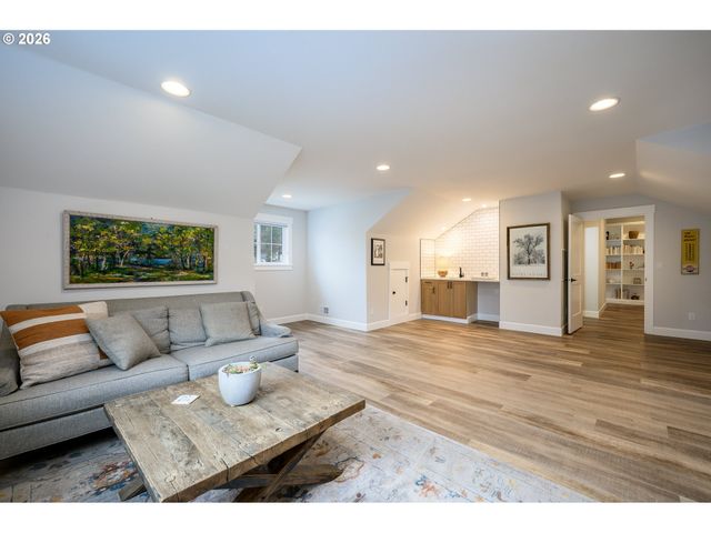 1160 BEDLINGTON Ter, Silverton, OR 97381