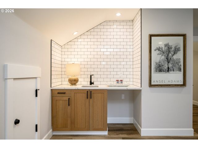 1160 BEDLINGTON Ter, Silverton, OR 97381