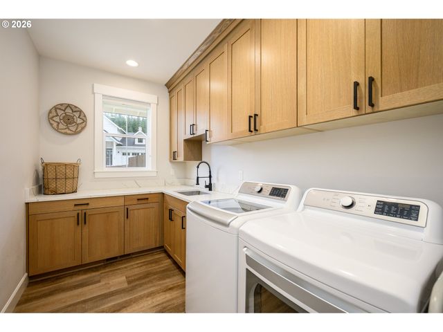 1160 BEDLINGTON Ter, Silverton, OR 97381