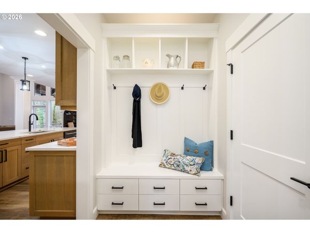 1160 BEDLINGTON Ter, Silverton, OR 97381