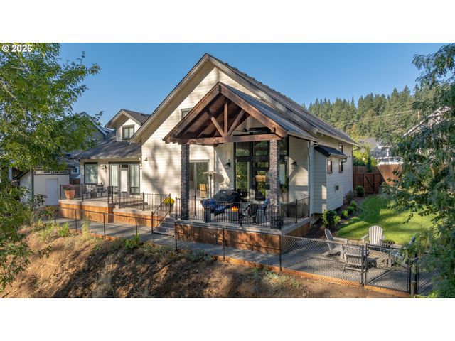 1160 BEDLINGTON Ter, Silverton, OR 97381