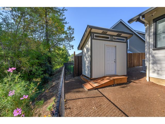 1160 BEDLINGTON Ter, Silverton, OR 97381