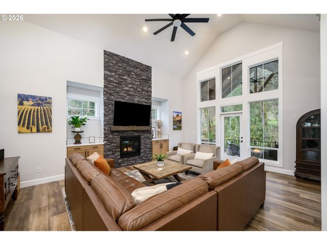 1160 BEDLINGTON Ter, Silverton, OR 97381