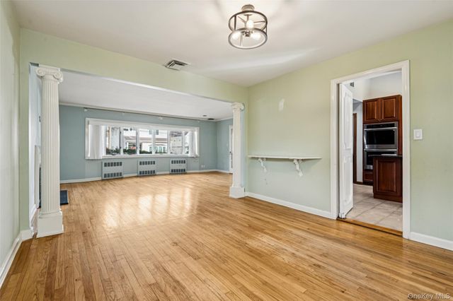 15 Baylis Place, Lynbrook, NY 11563