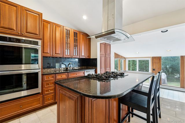 15 Baylis Place, Lynbrook, NY 11563