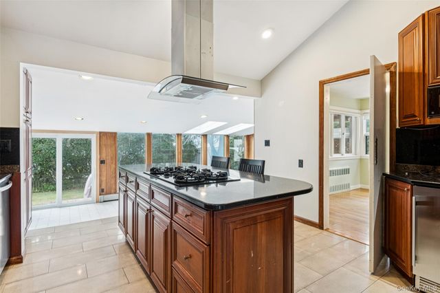 15 Baylis Place, Lynbrook, NY 11563